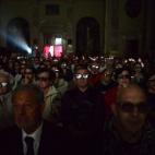 Fieles reunidos en la parroquia de Sotto il Monte Giovanni XXIII, cerca de Bérgamo, en el norte de Italia, ven en una proyección de 3D la canonización