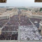 Vista general de la Plaza de San Pedro durante la histórica ceremonia