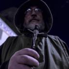 Un hombre sujeta un crucifijo