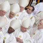 Francisco, rodeado de cardenales