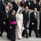 Los reyes, seguidos de los ministros de Justicia, Exteriores e Interior