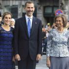Los reyes y la reina Sofía, a su llegada.