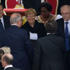 El presidente de la Comisión Europea, José Manuel Barroso y el presidente del Consejo Europeo Herman Van Rompuy dan la bienvenida el presidente polaco, Bronislaw Komorows