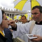 Una monja, durante la comunión