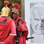 Dos hombres, vestidos de centurión
