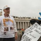 Un peregrino sostiene una cruz en la plaza de San Pedro