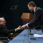 El rey Felipe VI hace entrega del premio Príncipe de Asturias de Comunicación y Humanidades al humorista gráfico Salvador Lavado Tejón 'Quino' (2i), durante la ceremonia de entrega de estos galardones celebrada esta tarde en el Teatro Campoa...