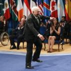 El arquitecto estadounidense Frank Gehry se ha tropezado en el camino en rampa al subir al escenario a recoger su premio.