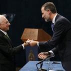 El arquitecto estadounidense Frank Gehry (i) recibe de manos del rey Felipe el Premio Príncipe de Asturias de las Artes.