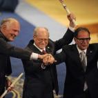 El químico valenciano Avelino Corma (d) y sus colegas estadounidenses Mark E. Davis (centro) y Galen D. Stucky (i), tras recibir de manos del rey Felipe el Premio Príncipe de Asturias Investigación Científica y Técnica.