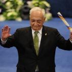 El arquitecto canadiense Frank O. Gehry gesticula tras recibir su galardón.