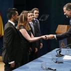 La subsecretaria de Estado para Asuntos Educativos y Culturales de Estados Unidos, Evan Ryan (3i), recibe el premio a la cooperación internacional por las becas Fullbright.