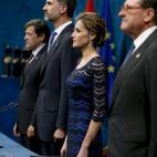 Los reyes de España, Felipe y Letizia, junto al presidente del Principado, Javier Fernández (i), y el presidente de la Fundación que otorga los galardones, Matías Rodríguez Inciarte.