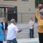 Jugando al baloncesto