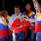 Pateando un balón con Maradona