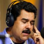 Cantando en la radio