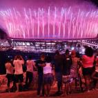 Desde la favela de Mangueira, la gente ve los fuegos artificiales en el estadio de Maracaná."Este no es el mejor momento", contó Adriana Borgatte, residente de la favela Babilonia, al medio canadiense CBC. "El país está en crisis. Estamos ga...