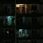 Los brasileños ven la televisión lejos del estadio de Maracaná.