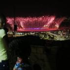 Habitantes de la favela de Mangueira ven los fuegos artificiales.