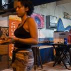 Un hombre ve por la tele la ceremonia de inauguración en un restaurante.