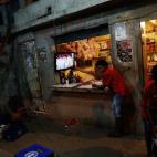 Varios brasileños ven la ceremonia de los Juegos en televisión.