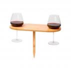 Para usar esta mesita de madera sólo necesitas una superficie de tierra o hierba donde clavarla. Además, lleva incorporadas dos copas de vino para darle a la velada un toque más chic.