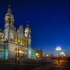 Madrid es, junto con Valencia y Barcelona, una de las ciudades más iluminadas de Europa por las noches. Los que estén estos días en la capital tienen varias opciones para disfrutar de la lluvia de estrellas. Una de las que cuentan con mayor t...