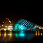 Seguro que más de uno imagina luces en movimiento cuando piensa en Valencia. Los valencianos sienten pasión por la luz, y además del brillo de las Fallas también saben disfrutar de la noche más estrellada. A poco más de una hora de la capi...