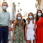 Los cuatro miembros de la familia real han accedido a este lugar tras recorrer unos doscientos metros de la calle en los que se ha podido ver c&oacute;mo la infanta Sof&iacute;a se ayudaba de una muleta que llevaba en su mano izquierda y ten&iac...