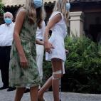 En algunos momentos ha sido tambi&eacute;n ayudada por su hermana para caminar.