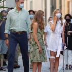 En ese corto trayecto, una vecina de la localidad ha preguntado a la infanta qu&eacute; le hab&iacute;a pasado y ha respondido que se hab&iacute;a ca&iacute;do, tras lo que la reina ha apostillado que hab&iacute;a tropezado con un escal&oacute;n.