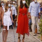 Para la visita a la localidad de Petra, la reina ha estrenado un vestido rojo de Adolfo Dom&iacute;nguez. La infanta Sof&iacute;a luc&iacute;a un mono blanco de Zara.