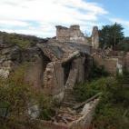 Famoso por los misterios que le rodean, el Sanatorio de Alfaguara es uno de esos lugares que dan un poquito de miedo incluso al más valiente. El edificio, que a día de hoy está en ruinas, fue construido en 1923 para alojar a enfermos de tuber...