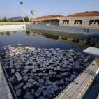 Una piscina utilizada en los Juegos de 2004 está repleta ahora de residuos flotantes.