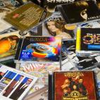 Cuando ibas a casa de tus amigos, una de las primeras cosas que hacías era mirar la colección de libros, discos y películas. "¿De verdad que te gusta éste?" "¿Cómo es que no tienes ningún disco de Radiohead?" ¿Hoy, con los smartphones...