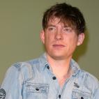 Es otro de los actores de moda que llegan a La Guerra de las Galaxias. Además de protagonizar uno de los relatos más impactantes de la serie Black Mirror, como el amante fallecido que vuelve a la vida, fue secundario en otra exitosa saga del c...