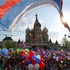 Una multitud celebra el Día Internacional del Trabajo en Moscú (Rusia). Por primera vez desde la desintegración de la URSS en 1991, los sindicatos han organizado su marcha en la Plaza Roja, junto a las murallas del Kremlin.