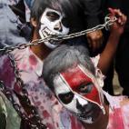 Dos activistas indonesios representan a trabajadores oprimidos y pisoteados durante una manifestación en el día del Trabajador en Yakarta, Indonesia.