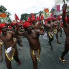 Granjeros usando la vestimenta tradicional de su profesión, todos miembros de un partido de la oposición en Colombo, Sri Lanka.