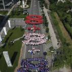 En la calle Radnicka de Zagreb (Croacia), los manifestantes forman tres ochos, que simbolizan las ocho horas de sueño, las ocho horas de trabajo y las ocho horas de tiempo libre.