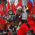 Los manifestantes llevan una imitación de la figura del presidente Benigno Aquino durante la marcha ante el palacio presidencial en Manila.