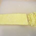 Lo primero es hacer el usuyaki tanago, una tortilla francesa lo más fina que podamos. Luego la plegamos dos veces y la cortamos en hilos (tamaño kinshi, esto significa hilo de algodón). Después se corta un pepino en cuatro palitos.