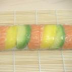 Apretar el rollo con fuerza y esperar 5 minutos. Cortar con el papel film todavía puesto para que no se deshaga