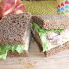 Es sencillo y apetitoso y, si tienes tiempo para preparar el pan en casa, no quedarán ni las migas. Consulta la receta completa en CookPad.