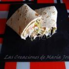 Por dentro lleva repollo, zanahoria, germinado de cebolla, mostaza y mayonesa, pero puedes probar otras combinaciones. Sigue el paso a paso para prepararlo aquí.