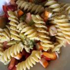 Esta pasta va acompañada de palitos de cangrejo, tomate, pimiento rojo y aguacate. Lee aquí cómo se prepara.