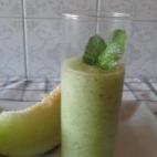 Ni un cuarto de hora te llevará preparar esta bebida que, además de la fruta, lleva hielo y menta fresca. Si la llevas en un termo, será el refresco ideal para tu viaje. Mira aquí la receta completa.