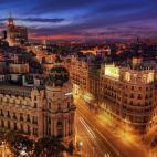 De noche, Madrid cobra vida. Muchos son los bares, pubs, garitos y discotecas en los que se puede vivir la noche madrileña, y el día y la hora puede que sea lo de menos. Desde tomar unas cervezas en el barrio de Malasaña, con su ambiente úni...