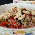 Pimiento, pepino, tomate raff, semillas de sésamo negro y anacardos completan este plato que aguanta muy bien en el tupper. Mira aquí cómo se cocina.