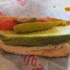 Aunque se dice que la procedencia del perrito caliente es europea, lo cierto es que hay un sitio en Chicago donde puedes comer el perrito más increíble del mundo. Y no es algo que se diga porque sí, sino que está corroborado por muchas pers...